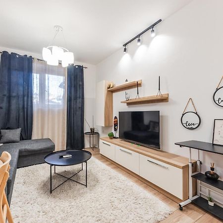 טיראנה Noir Apartment By Kondo Stays מראה חיצוני תמונה