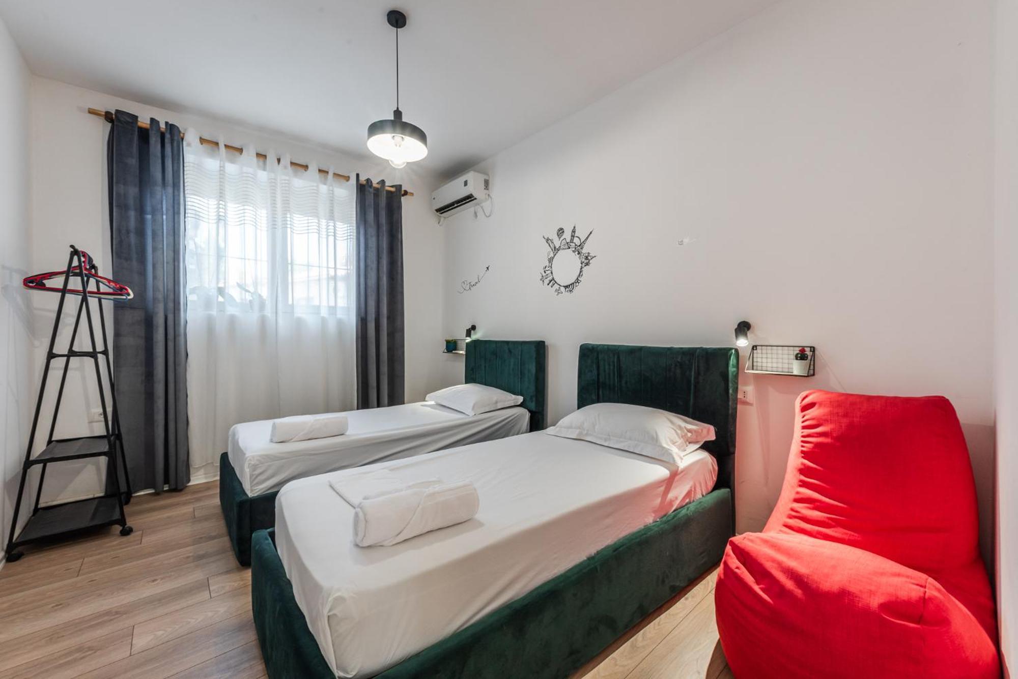 טיראנה Noir Apartment By Kondo Stays מראה חיצוני תמונה
