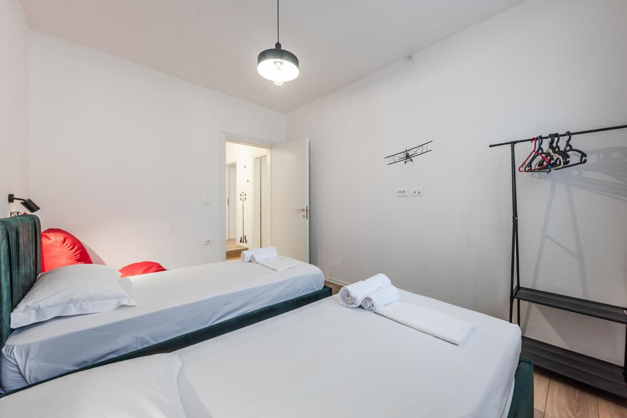 טיראנה Noir Apartment By Kondo Stays מראה חיצוני תמונה